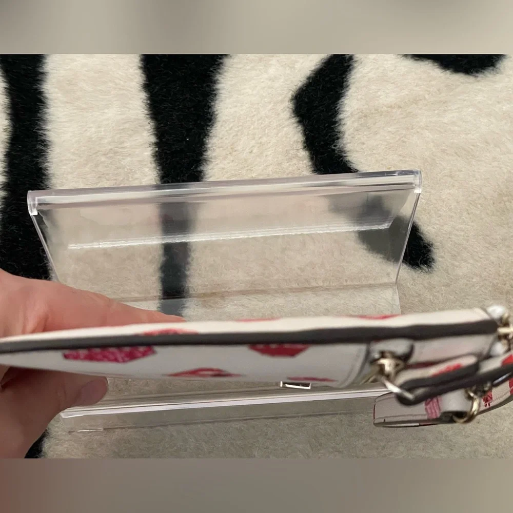 KATE SPADE Wristlet Gifts Printed “Tinie” Pink and White Multi-Color NWT 🩷🤍🩷